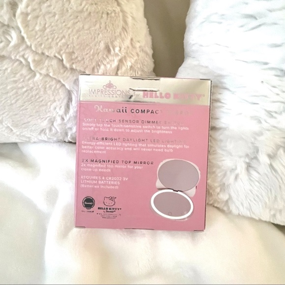 HELLO KITTY Compact Mirror w/Light - Picture 3 of 3